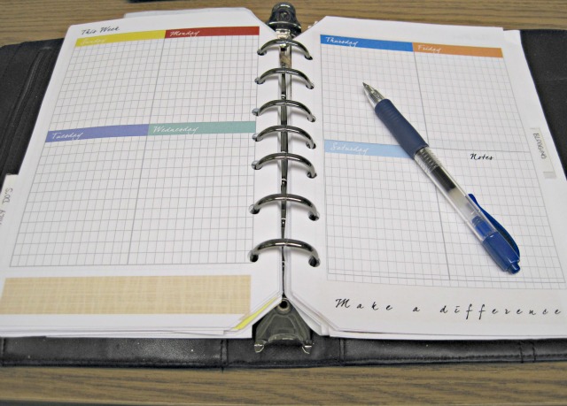 Free printable week at a glace on two pages Week on two pages organizer printable planner pages