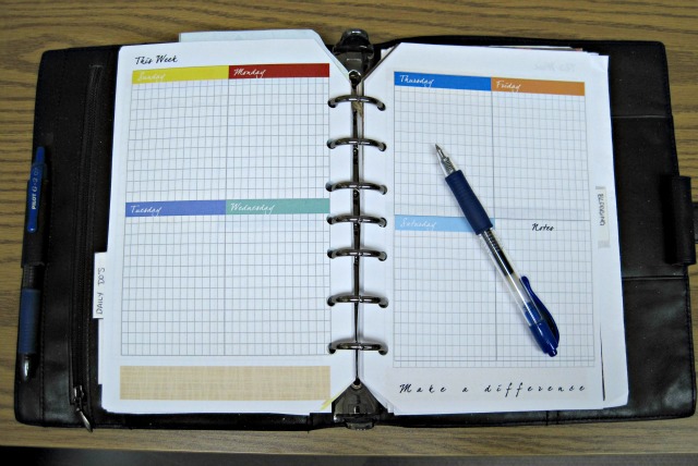 Week on Two Pages Planner Set Up: And Free Printables! Free printable pages for a paper planner- week on two pages organizer